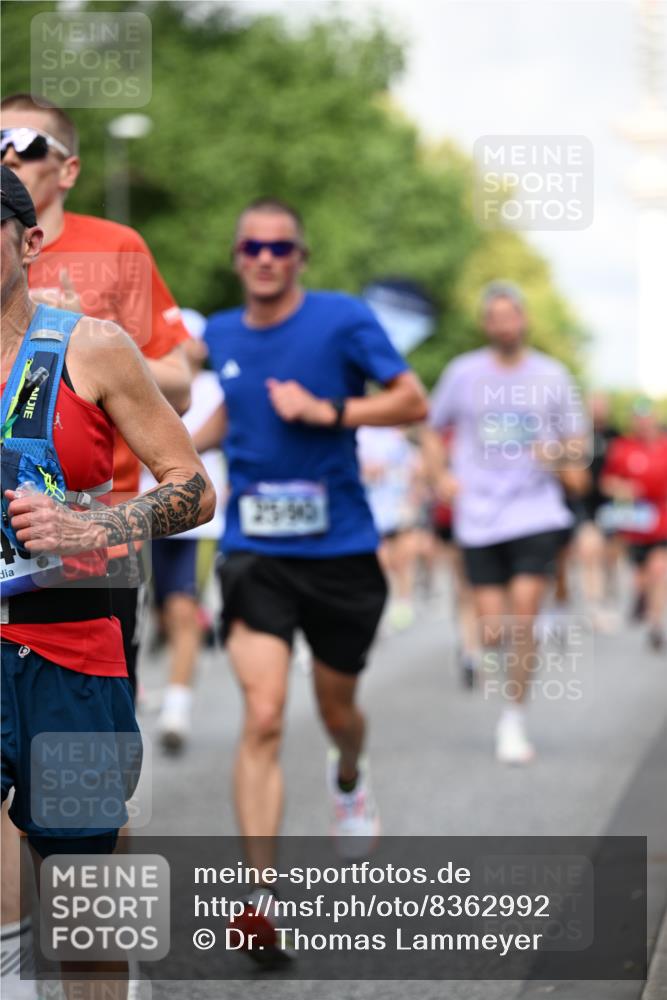 29.06.2025 - hella hamburg halbmarathon Dr. Thomas Lammeyer http://msf.ph/oto/8362992 29.06.2025 09:56:47 Kennedybrücke 1012, 1070, 1163, 1176, 1391, 1558, 1613, 1735, 1759, 1782, 2048, 2189, 2213, 2402, 2590, 2788, 2970, 3021, 3098, 3146, 3304, 3907, 3917, 3928, 4091, 4277, 4933, 4981, 4997, 5623, 5624, 5682, 6081, 6152, 6712, 6716, 7005, 7093, 7147, 7204, 7322, 7325, 7450, 7599, 7765, 8063, 8145, 8664, 8694, 8704, 8722, 8819, 9081, 9213, 9232, 9374, 9534, 9538, 9540, 9544, 9585, 9794, 10000, 10208, 10246, 10313, 10750, 10969, 11094, 11153, 11291, 11346 meine-sportfotos.de