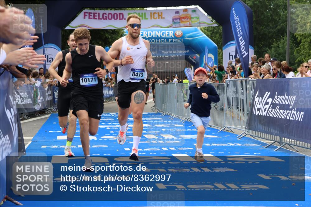 29.06.2025 - hella hamburg halbmarathon Strokosch-Dieckow http://msf.ph/oto/8362997 29.06.2025 10:29:08 Ziel 3043, 8473, 10171, 10351, 16157, 18874, 19194 meine-sportfotos.de