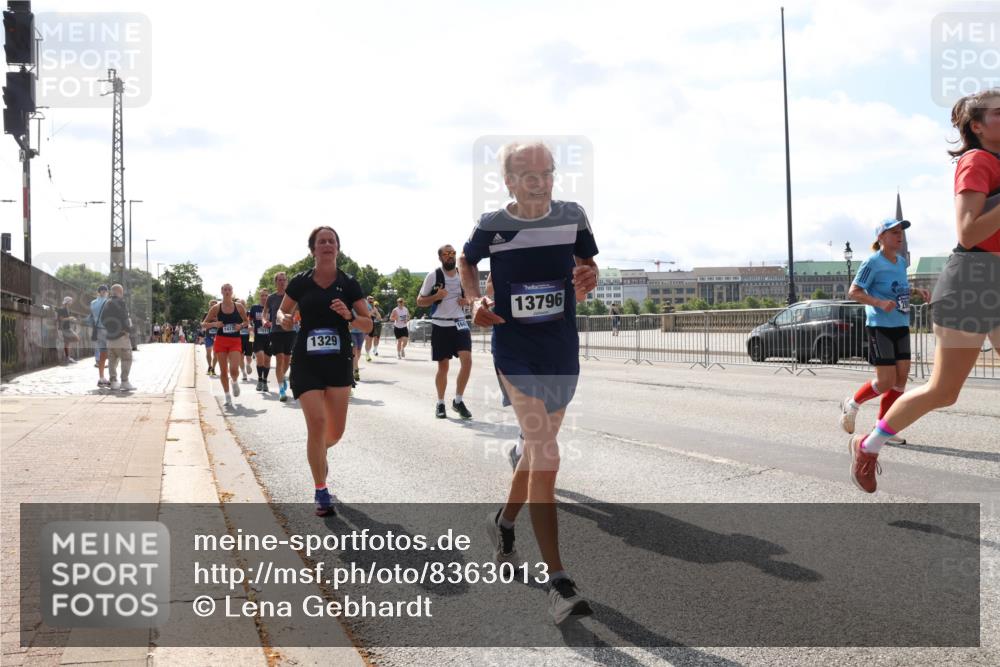 29.06.2025 - hella hamburg halbmarathon Lena Gebhardt http://msf.ph/oto/8363013 29.06.2025 10:01:46 Lombardsbrücke 1417, 1329, 13796, 1184, 1329, 1364, 1464, 1653, 1722, 1724, 1729, 1881, 1940, 2091, 2167, 2591, 2806, 2957, 3039, 3199, 3425, 3663, 4286, 4319, 4322, 4328, 4370, 4649, 4663, 5547, 5570, 5602, 5603, 5675, 5742, 6087, 6281, 0000, 6302, 6327, 6438, 6591, 6595, 6921, 6924, 7189, 7287, 8030, 8191, 8392, 8578, 8691, 8822, 8926, 9230, 9741, 10177, 10281, 10301, 10576, 10882, 10915, 11043, 11465, 14471, 14660, 14677, 16420 meine-sportfotos.de