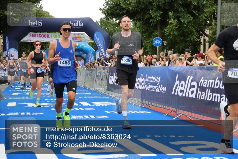 29.06.2025 - hella hamburg halbmarathon Strokosch-Dieckow http://msf.ph/oto/8363024 29.06.2025 10:50:52 Ziel 1466, 2207, 3654, 3947, 4839, 5018, 5115, 7052, 7369, 8205, 8572, 8657, 10215, 10750, 11551, 12778, 13687, 15362, 15395, 15426, 15643, 15720, 16285, 17129, 18182, 18350, 18370 meine-sportfotos.de