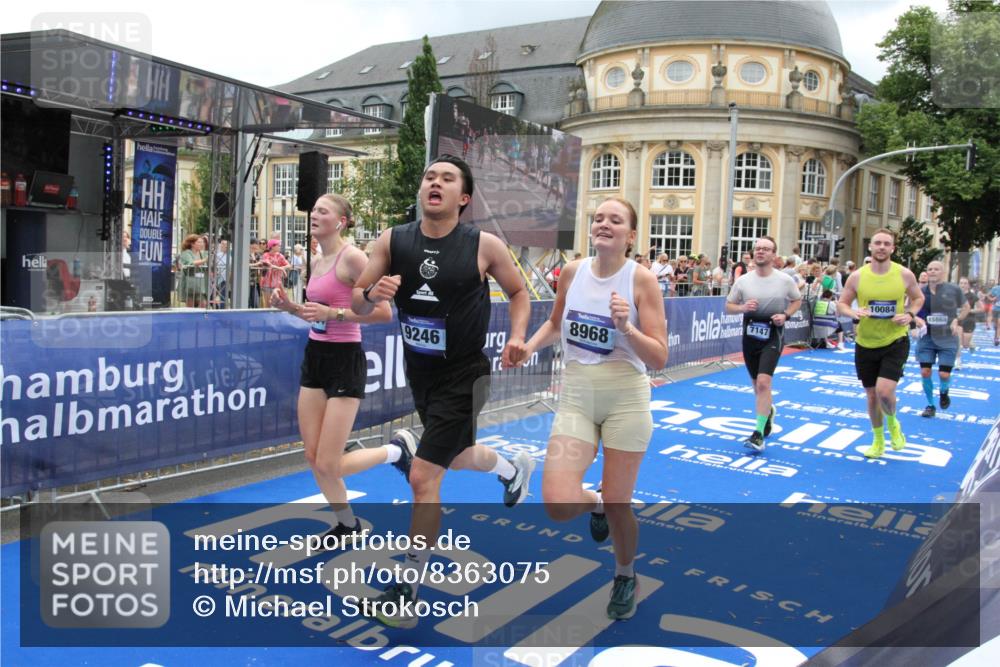 29.06.2025 - hella hamburg halbmarathon Michael Strokosch http://msf.ph/oto/8363075 29.06.2025 10:56:01 Ziel 3042, 4772, 7147, 8968, 9246, 10084, 14867, 15184, 15868, 15884, 16176 meine-sportfotos.de
