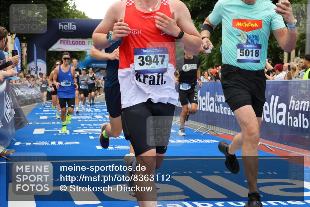29.06.2025 - hella hamburg halbmarathon Strokosch-Dieckow http://msf.ph/oto/8363112 29.06.2025 10:50:51 Ziel 1466, 2207, 3654, 3947, 4839, 5018, 5115, 7052, 7369, 8205, 8572, 8657, 10215, 10750, 11551, 12778, 13687, 15362, 15395, 15426, 15643, 15720, 16285, 17129, 17908, 18182, 18370 meine-sportfotos.de