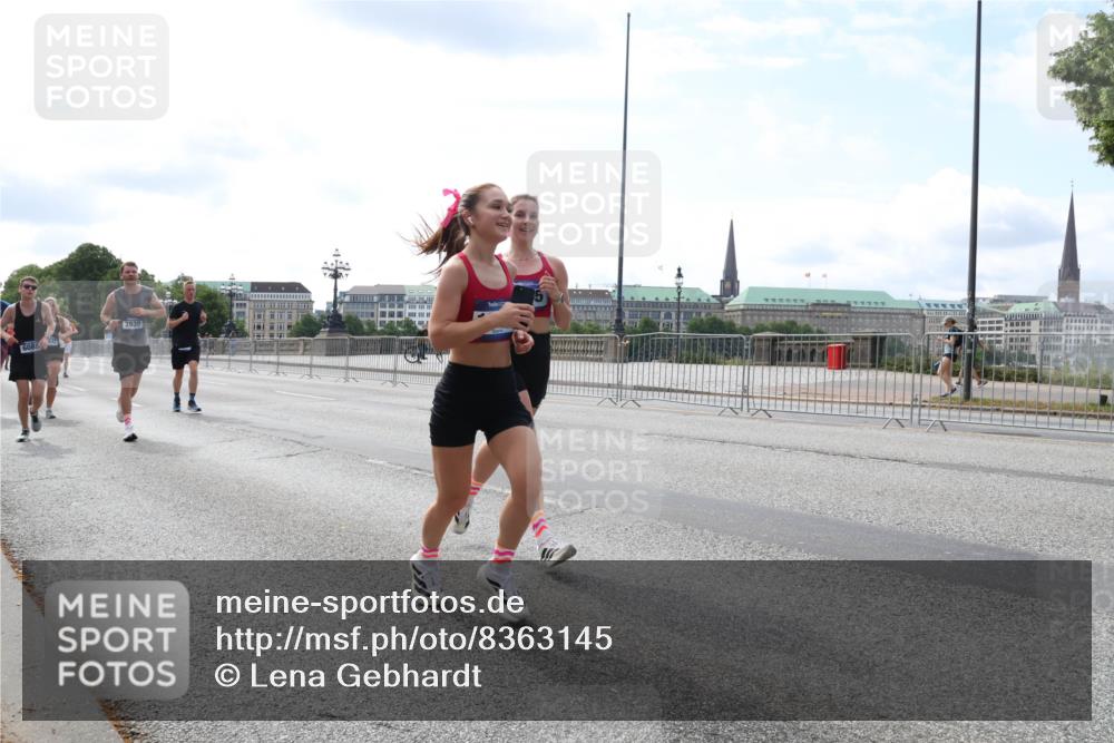 29.06.2025 - hella hamburg halbmarathon Lena Gebhardt http://msf.ph/oto/8363145 29.06.2025 10:14:17 Lombardsbrücke 3939, 1194, 1406, 1480, 1890, 2494, 3020, 3756, 3939, 4032, 4962, 5670, 6028, 6083, 6089, 6287, 6366, 6710, 7209, 7442, 7802, 7840, 7991, 8001, 8057, 8409, 8673, 8892, 9845, 9886, 10224, 10442, 10443, 11441, 11987, 12467, 12938, 13237, 13285, 13788, 14488, 15482, 15721, 15722, 15840, 16126, 17439, 17985, 18041, 18236, 18239 meine-sportfotos.de