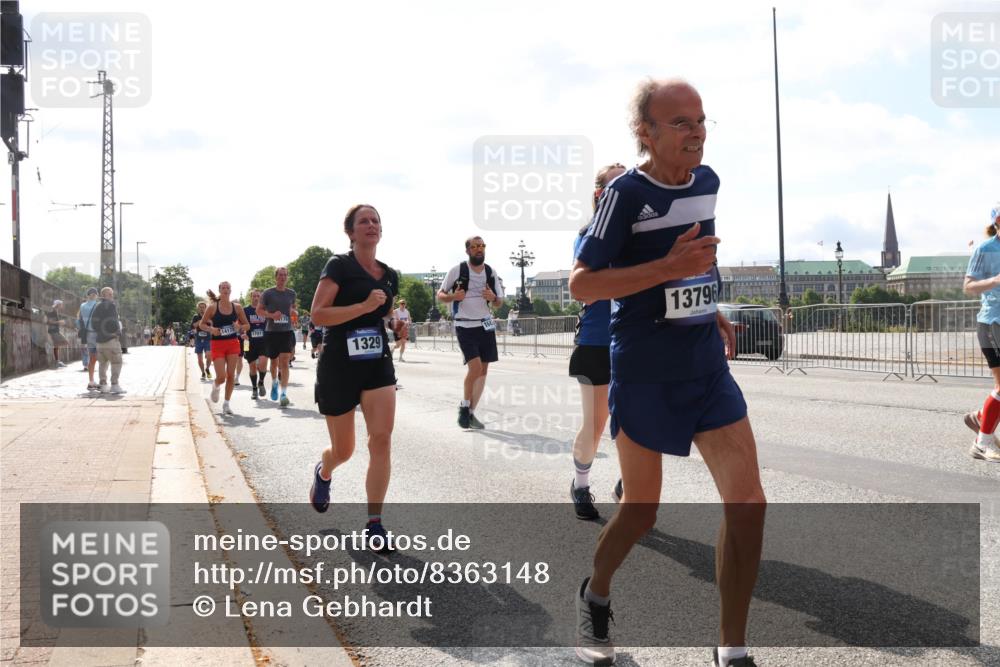 29.06.2025 - hella hamburg halbmarathon Lena Gebhardt http://msf.ph/oto/8363148 29.06.2025 10:01:46 Lombardsbrücke 178, 1329, 13796, 1184, 1329, 1364, 1464, 1653, 1722, 1724, 1729, 1881, 1940, 2091, 2167, 2591, 2806, 2957, 3039, 3199, 3425, 3663, 4286, 4319, 4322, 4328, 4370, 4649, 4663, 5547, 5570, 5602, 5603, 5675, 5742, 6087, 6281, 0000, 6302, 6327, 6438, 6591, 6595, 6921, 6924, 7189, 7287, 8030, 8191, 8392, 8578, 8691, 8822, 8926, 9230, 9741, 10177, 10281, 10301, 10576, 10882, 10915, 11043, 11465, 14471, 14660, 14677, 16420 meine-sportfotos.de