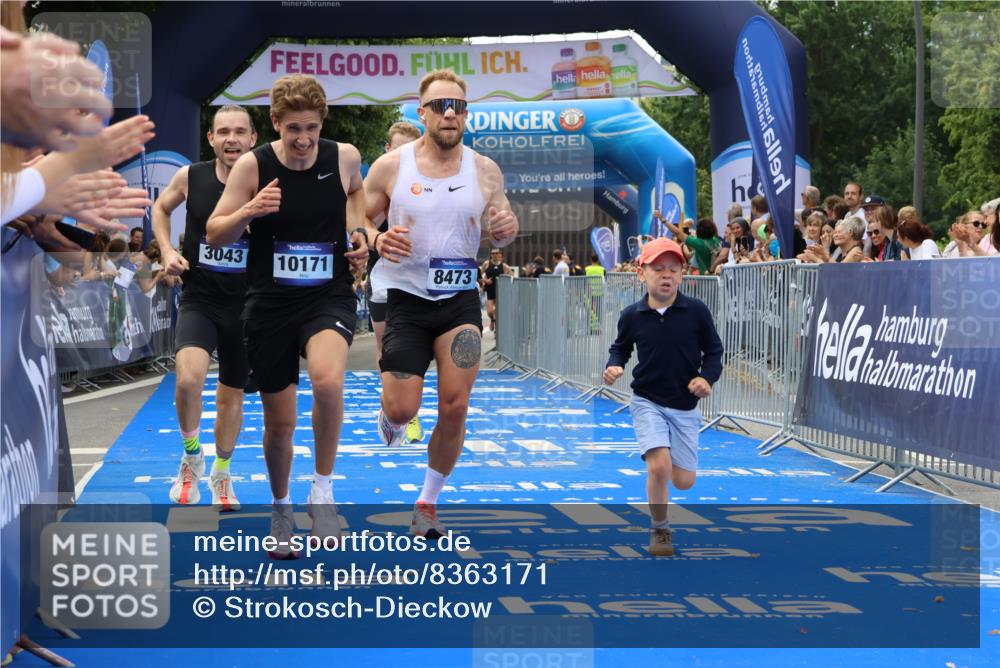 29.06.2025 - hella hamburg halbmarathon Strokosch-Dieckow http://msf.ph/oto/8363171 29.06.2025 10:29:08 Ziel 3043, 8473, 10171, 10351, 16157, 18874, 19194 meine-sportfotos.de