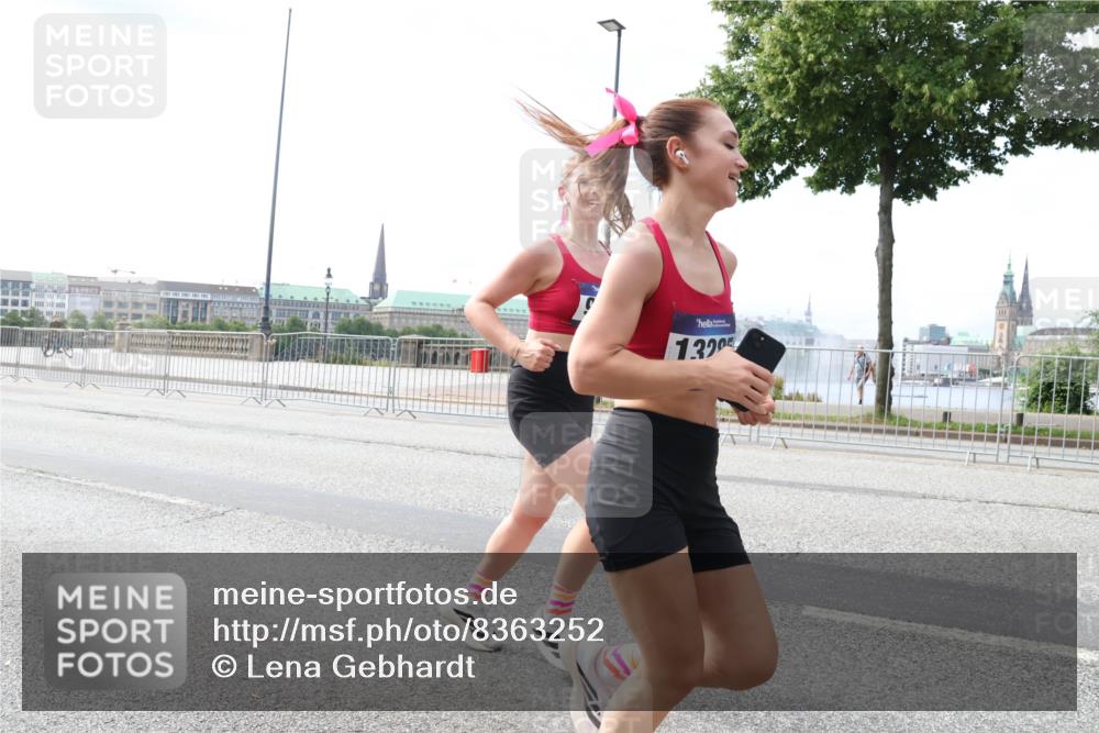 29.06.2025 - hella hamburg halbmarathon Lena Gebhardt http://msf.ph/oto/8363252 29.06.2025 10:14:18 Lombardsbrücke 1, 320, 1194, 1406, 1480, 1890, 2494, 2990, 3020, 3756, 3834, 3939, 4032, 4962, 5670, 6028, 6083, 6089, 6287, 6366, 6710, 7209, 7442, 7802, 7840, 7991, 8001, 8057, 8147, 8409, 8892, 9845, 9886, 10224, 10442, 10443, 11441, 11987, 12467, 12938, 13237, 13285, 13788, 14488, 15482, 15721, 15722, 15840, 16126, 17439, 17985, 18041, 18236, 18239 meine-sportfotos.de