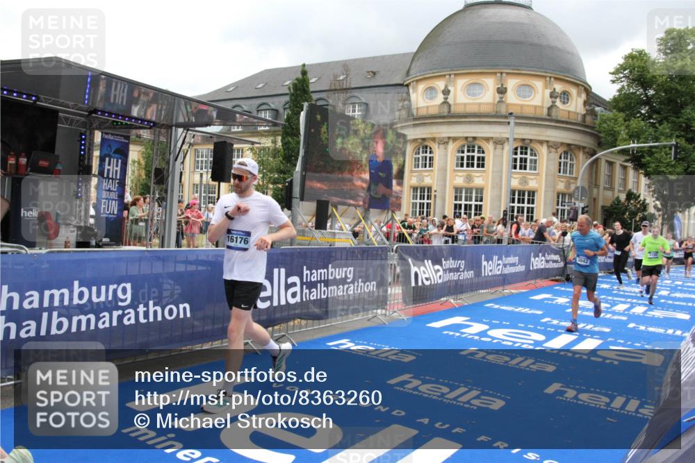 29.06.2025 - hella hamburg halbmarathon Michael Strokosch http://msf.ph/oto/8363260 29.06.2025 10:56:06 Ziel 1180, 3042, 3058, 5570, 7594, 12545, 14867, 15184, 15868, 16176, 17640, 17642, 18212 meine-sportfotos.de