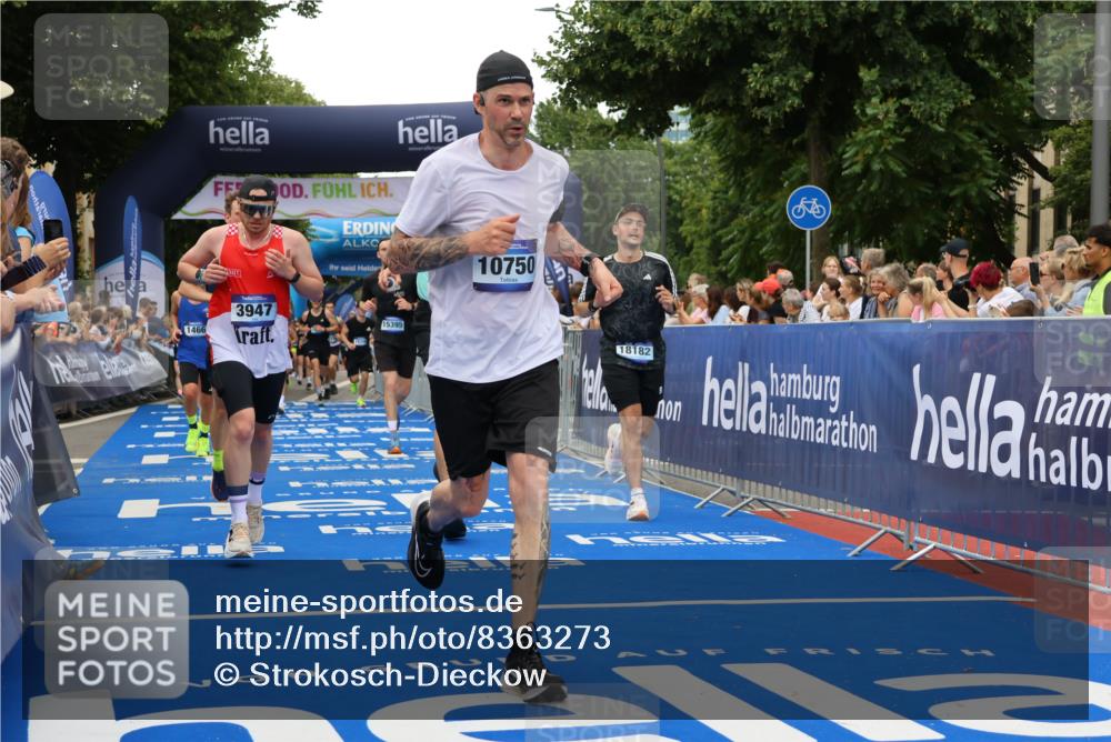 29.06.2025 - hella hamburg halbmarathon Strokosch-Dieckow http://msf.ph/oto/8363273 29.06.2025 10:50:49 Ziel 1466, 2234, 2788, 3654, 3947, 4839, 5018, 5115, 7052, 7369, 8205, 8572, 8657, 10750, 11551, 13687, 15362, 15395, 15426, 15643, 15720, 17129, 17908, 18182, 18229, 18370 meine-sportfotos.de