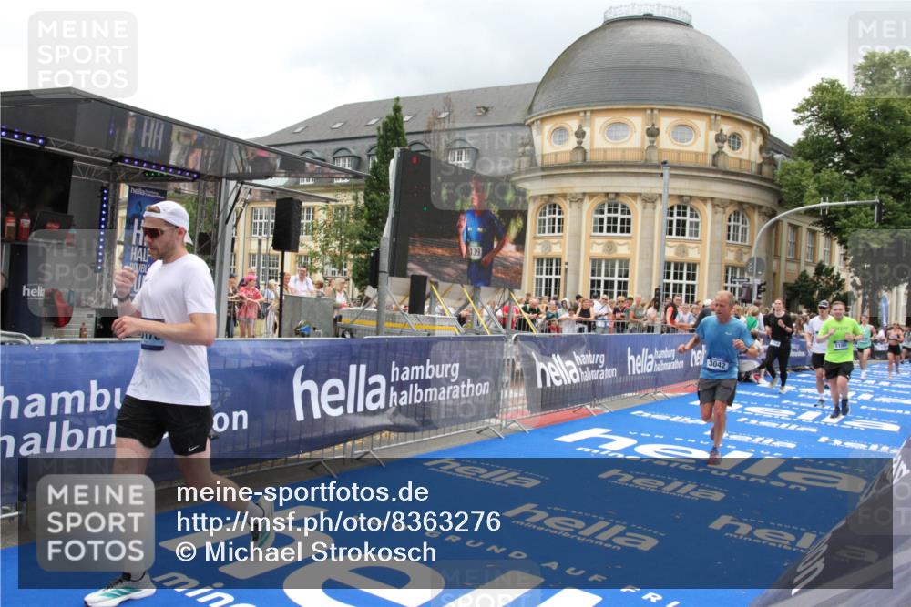 29.06.2025 - hella hamburg halbmarathon Michael Strokosch http://msf.ph/oto/8363276 29.06.2025 10:56:06 Ziel 1180, 3042, 3058, 5570, 7594, 12545, 14867, 15184, 15868, 16176, 17640, 17642, 18212 meine-sportfotos.de
