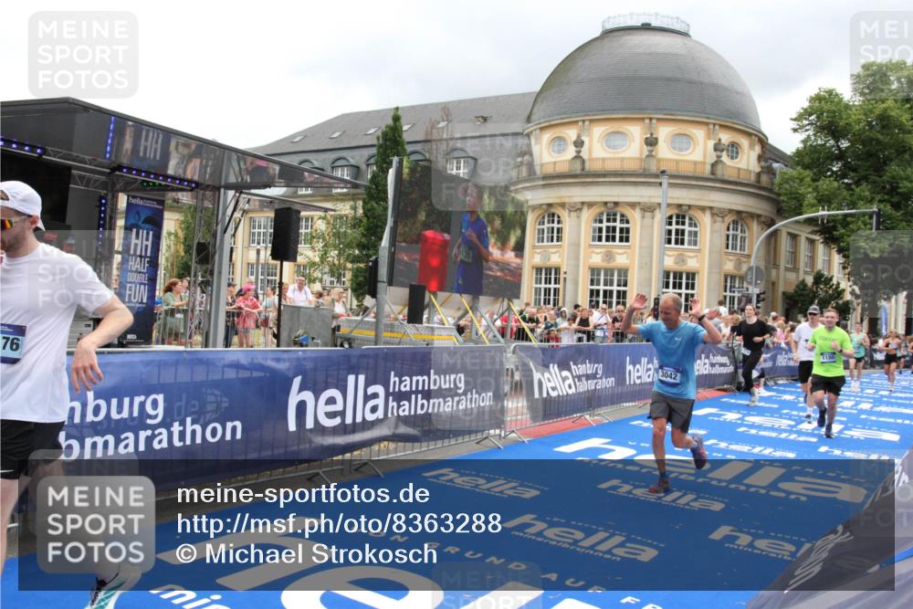 29.06.2025 - hella hamburg halbmarathon Michael Strokosch http://msf.ph/oto/8363288 29.06.2025 10:56:06 Ziel 1180, 3042, 3058, 5570, 7594, 12545, 14867, 15184, 15868, 16176, 17640, 17642, 18212 meine-sportfotos.de