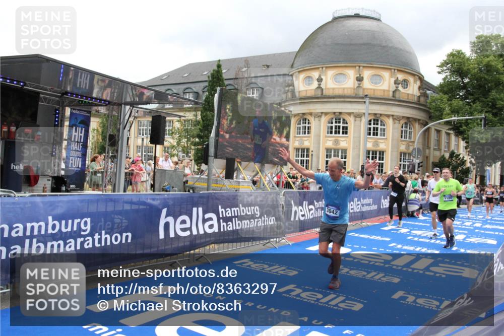 29.06.2025 - hella hamburg halbmarathon Michael Strokosch http://msf.ph/oto/8363297 29.06.2025 10:56:07 Ziel 1180, 3042, 3058, 4594, 4813, 5570, 7594, 12545, 14867, 15184, 16176, 17640, 17642, 18212 meine-sportfotos.de