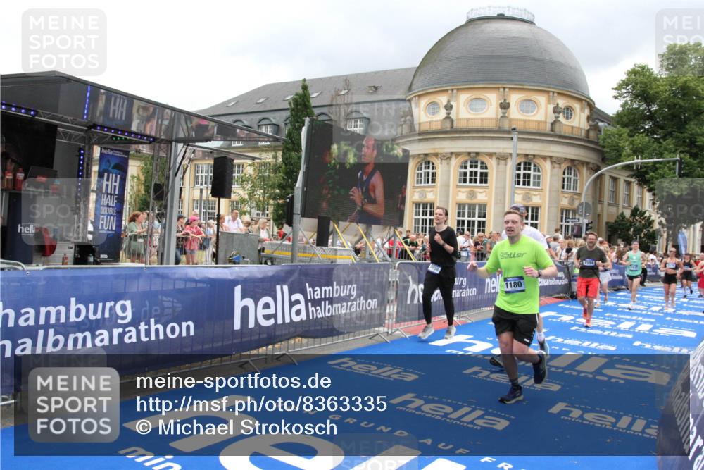 29.06.2025 - hella hamburg halbmarathon Michael Strokosch http://msf.ph/oto/8363335 29.06.2025 10:56:08 Ziel 1180, 3042, 3058, 4594, 4813, 5492, 5570, 7594, 8330, 12545, 16176, 17640, 17642, 18212 meine-sportfotos.de