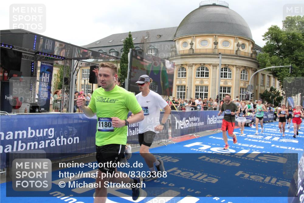 29.06.2025 - hella hamburg halbmarathon Michael Strokosch http://msf.ph/oto/8363368 29.06.2025 10:56:09 Ziel 1180, 3042, 3058, 4594, 4813, 5492, 5570, 7594, 8330, 12545, 17640, 17642, 18212 meine-sportfotos.de