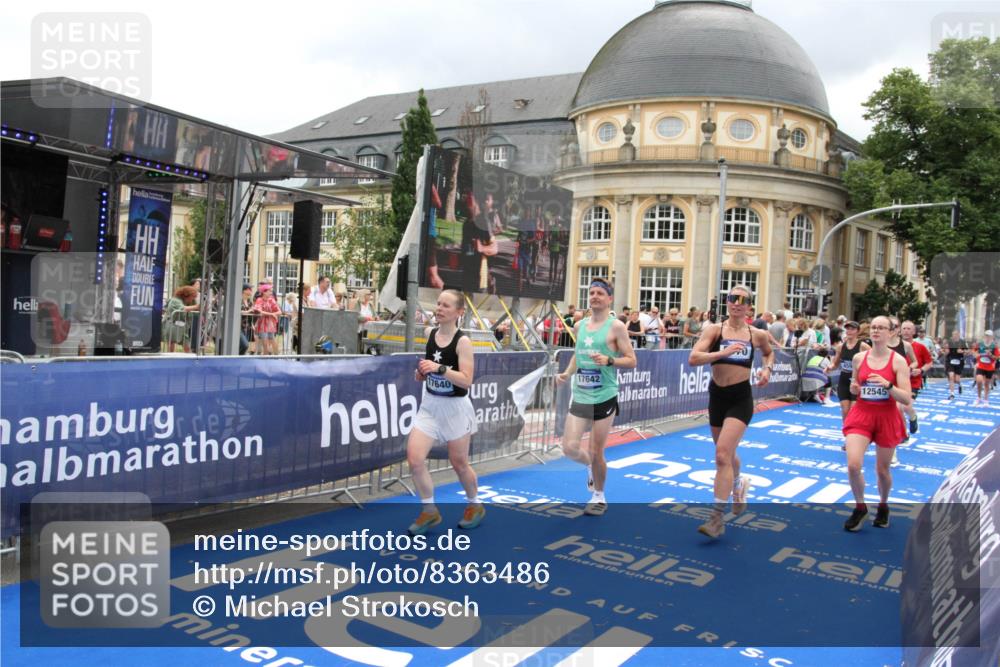 29.06.2025 - hella hamburg halbmarathon Michael Strokosch http://msf.ph/oto/8363486 29.06.2025 10:56:12 Ziel 3058, 4594, 4813, 5492, 5570, 7594, 8330, 8639, 9907, 12545, 14363, 15484, 16113, 16634, 17640, 17642, 18212 meine-sportfotos.de