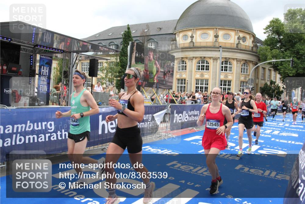 29.06.2025 - hella hamburg halbmarathon Michael Strokosch http://msf.ph/oto/8363539 29.06.2025 10:56:13 Ziel 4594, 4813, 5492, 5570, 7594, 8330, 8639, 9907, 12545, 14363, 15484, 16113, 16634, 17468, 17640, 17642 meine-sportfotos.de