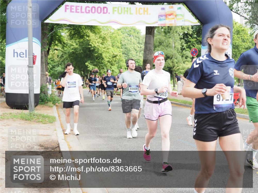 29.06.2025 - hella hamburg halbmarathon MichiJ http://msf.ph/oto/8363665 29.06.2025 10:43:30 Zwischen KM18-KM19 1972, 2083, 2250, 2741, 2982, 2996, 4152, 4594, 4813, 7037, 7547, 8968, 9246, 9727, 9903, 10093, 10133, 10408, 10665, 13064, 16121, 16434, 17828, 18117, 18208, 18867, 18899, 19184 meine-sportfotos.de