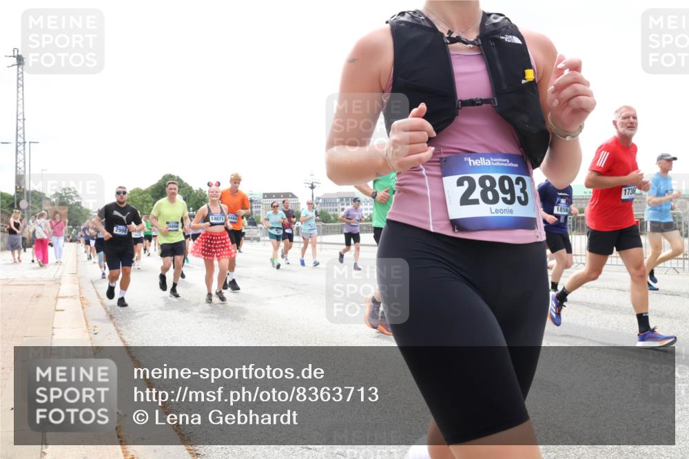 29.06.2025 - hella hamburg halbmarathon Lena Gebhardt http://msf.ph/oto/8363713 29.06.2025 10:39:22 Lombardsbrücke 2998, 36866, 14871, 2893, 1736, 1856, 1451, 1760, 1856, 1883, 2092, 2524, 2534, 2571, 2574, 2578, 2843, 2893, 2998, 3275, 3307, 3353, 3727, 3745, 4257, 4320, 4410, 4523, 4603, 4609, 4659, 4855, 4882, 5045, 5701, 6062, 6112, 6321, 6342, 6343, 6427, 6611, 6719, 6726, 6748, 7053, 7199, 7341, 7501, 7506, 7524, 7589, 7684, 7815, 8203, 8243, 8457, 8783, 8995, 9393, 9420, 9446, 9569, 9698, 9747, 9777, 9974, 9977, 10001, 10072, 10315, 10512, 10516, 13060 meine-sportfotos.de
