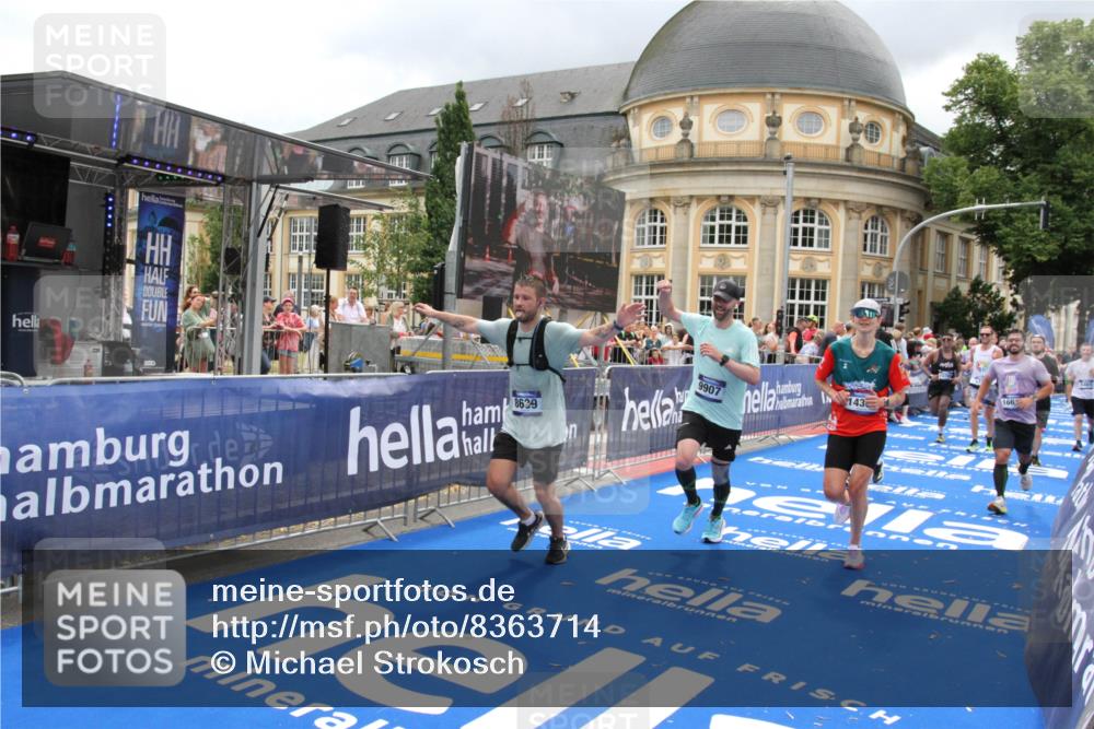 29.06.2025 - hella hamburg halbmarathon Michael Strokosch http://msf.ph/oto/8363714 29.06.2025 10:56:17 Ziel 1193, 5465, 5492, 7547, 8330, 8639, 9903, 9907, 10789, 12348, 14363, 15484, 16113, 16634, 17468, 19152 meine-sportfotos.de