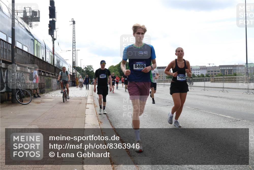 29.06.2025 - hella hamburg halbmarathon Lena Gebhardt http://msf.ph/oto/8363946 29.06.2025 10:14:21 Lombardsbrücke 8057, 8409, 209, 7442, 1194, 1406, 1728, 1890, 2494, 2990, 3020, 3154, 3756, 3834, 3939, 4032, 4962, 5670, 6028, 6083, 6089, 6287, 6366, 6710, 7209, 7442, 7802, 7840, 7991, 8001, 8057, 8147, 8409, 8892, 9845, 9886, 10224, 10442, 10443, 10610, 11987, 12467, 12938, 13237, 13285, 13788, 14488, 15482, 15840, 16126, 17439, 17985, 18041, 18236, 18239 meine-sportfotos.de