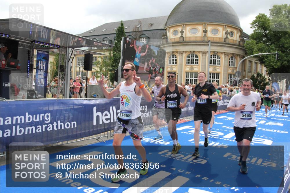 29.06.2025 - hella hamburg halbmarathon Michael Strokosch http://msf.ph/oto/8363956 29.06.2025 10:56:20 Ziel 1193, 5465, 7547, 9903, 10789, 11309, 12348, 14363, 15300, 15484, 16113, 16375, 16634, 17468, 18117, 18495, 18652, 18741, 19152 meine-sportfotos.de