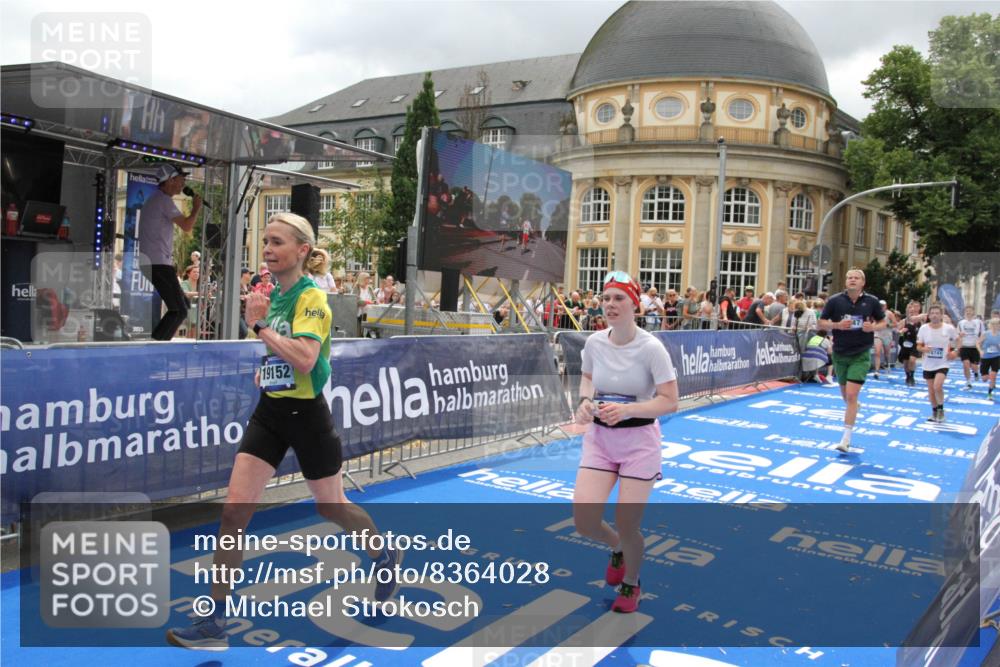 29.06.2025 - hella hamburg halbmarathon Michael Strokosch http://msf.ph/oto/8364028 29.06.2025 10:56:22 Ziel 1193, 4029, 5465, 5672, 7547, 9903, 10789, 11231, 11309, 12348, 15300, 16375, 17468, 18117, 18495, 18652, 18741, 19152 meine-sportfotos.de