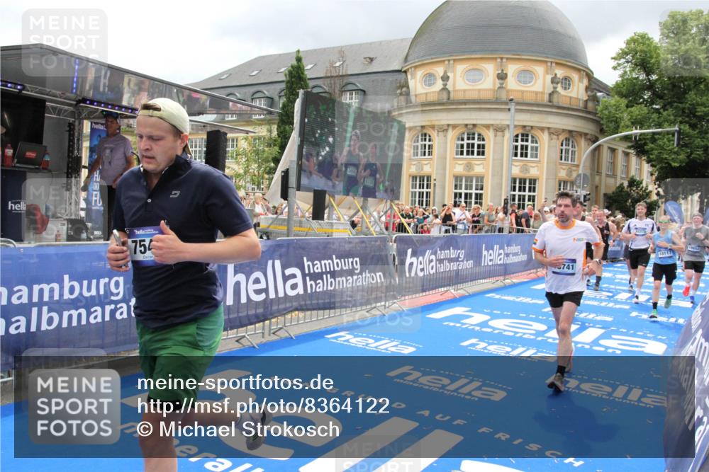 29.06.2025 - hella hamburg halbmarathon Michael Strokosch http://msf.ph/oto/8364122 29.06.2025 10:56:24 Ziel 3048, 4029, 5672, 7547, 7742, 9622, 9903, 11231, 11309, 12348, 15300, 15818, 16375, 18117, 18495, 18652, 18741, 19152 meine-sportfotos.de