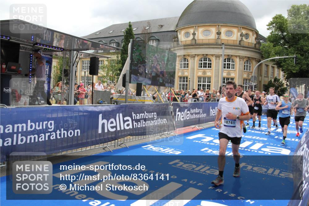 29.06.2025 - hella hamburg halbmarathon Michael Strokosch http://msf.ph/oto/8364141 29.06.2025 10:56:24 Ziel 3048, 4029, 5672, 7547, 7742, 9622, 9903, 11231, 11309, 12348, 15300, 15818, 16375, 18117, 18495, 18652, 18741, 19152 meine-sportfotos.de