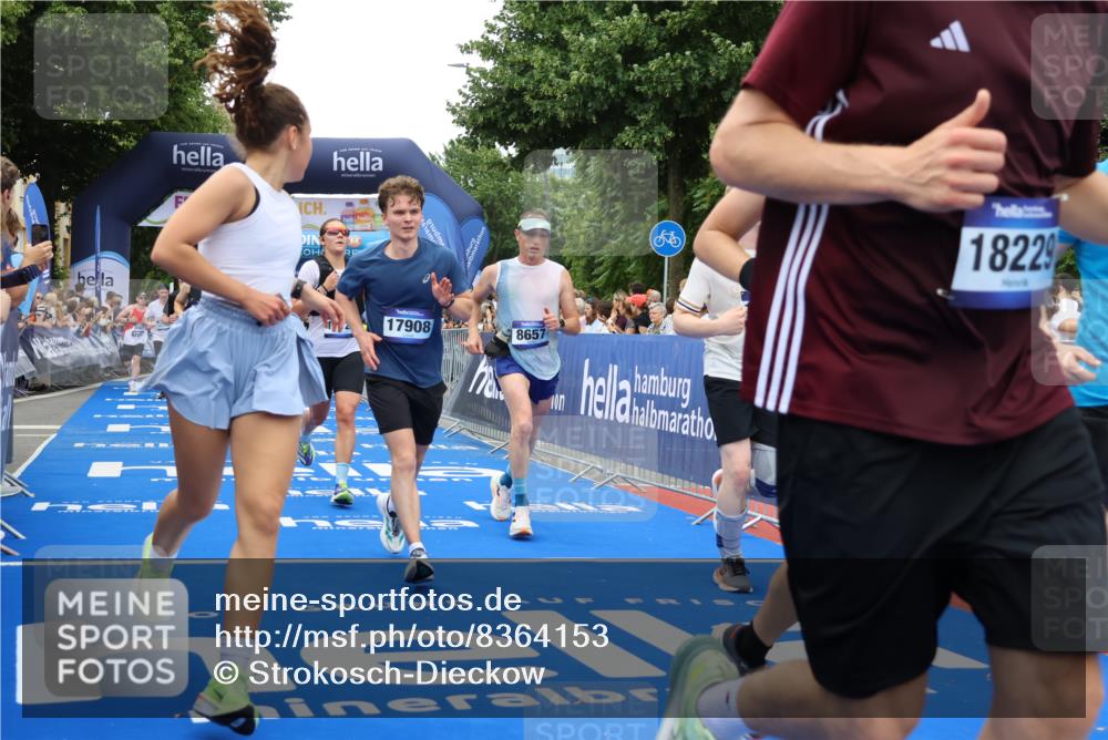 29.06.2025 - hella hamburg halbmarathon Strokosch-Dieckow http://msf.ph/oto/8364153 29.06.2025 10:50:44 Ziel 2234, 2788, 3947, 4839, 5018, 5115, 6662, 6712, 7052, 7134, 7583, 7952, 8657, 10750, 11356, 13701, 13808, 13875, 15426, 15720, 16291, 17129, 17908, 18182, 18229, 18370, 18413, 18820 meine-sportfotos.de