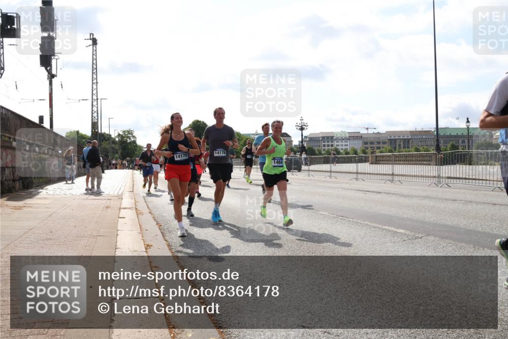 29.06.2025 - hella hamburg halbmarathon Lena Gebhardt http://msf.ph/oto/8364178 29.06.2025 10:01:48 Lombardsbrücke 14175, 14176, 1464, 1184, 1329, 1364, 1464, 1653, 1722, 1724, 1729, 1881, 1940, 2167, 2591, 2806, 2957, 3039, 3199, 3425, 3663, 4286, 4319, 4322, 4328, 4649, 4663, 5547, 5570, 5602, 5603, 5675, 5742, 6087, 6281, 6302, 6327, 6438, 6595, 6921, 6924, 7189, 7287, 8030, 8191, 8392, 8578, 8691, 8822, 8926, 9230, 9741, 10177, 10281, 10301, 10576, 10882, 10915, 11043, 14471, 14660, 14677, 16420 meine-sportfotos.de