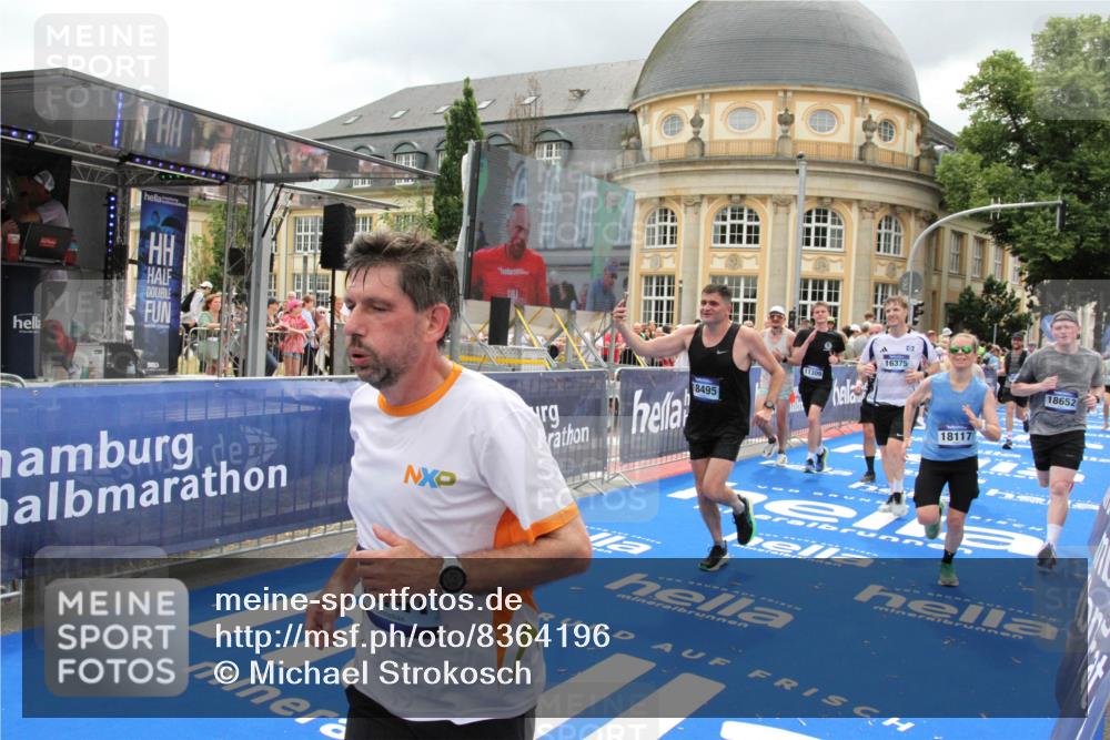 29.06.2025 - hella hamburg halbmarathon Michael Strokosch http://msf.ph/oto/8364196 29.06.2025 10:56:25 Ziel 3048, 4029, 5672, 7547, 7742, 8863, 9622, 10665, 11231, 11309, 15300, 15818, 16375, 18117, 18495, 18652, 18741 meine-sportfotos.de