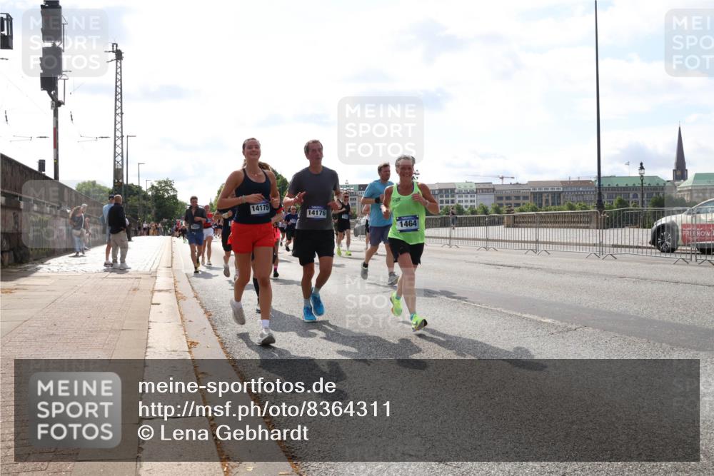 29.06.2025 - hella hamburg halbmarathon Lena Gebhardt http://msf.ph/oto/8364311 29.06.2025 10:01:48 Lombardsbrücke 14175, 14176, 1464, 1184, 1329, 1364, 1464, 1653, 1722, 1724, 1729, 1881, 1940, 2167, 2591, 2806, 2957, 3039, 3199, 3425, 3663, 4286, 4319, 4322, 4328, 4649, 4663, 5547, 5570, 5602, 5603, 5675, 5742, 6087, 6281, 6302, 6327, 6438, 6595, 6921, 6924, 7189, 7287, 8030, 8191, 8392, 8578, 8691, 8822, 8926, 9230, 9741, 10177, 10281, 10301, 10576, 10882, 10915, 11043, 14471, 14660, 14677, 16420 meine-sportfotos.de