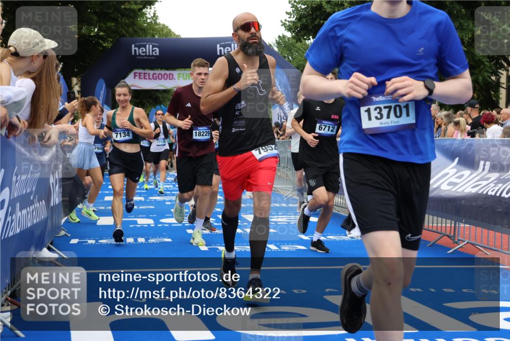 29.06.2025 - hella hamburg halbmarathon Strokosch-Dieckow http://msf.ph/oto/8364322 29.06.2025 10:50:42 Ziel 1399, 2234, 2788, 4346, 5115, 6662, 6712, 7134, 7583, 7786, 7952, 8657, 9057, 10750, 11356, 13701, 13808, 13875, 15426, 15519, 15720, 16291, 17129, 17908, 18182, 18229, 18370, 18413, 18820 meine-sportfotos.de