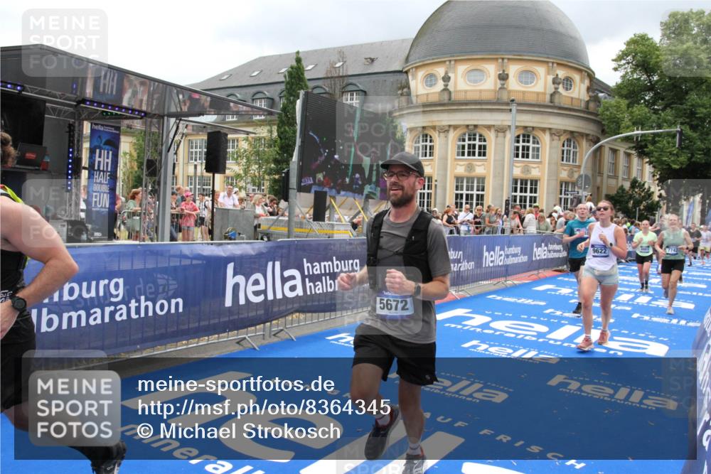 29.06.2025 - hella hamburg halbmarathon Michael Strokosch http://msf.ph/oto/8364345 29.06.2025 10:56:28 Ziel 3048, 4029, 5672, 6399, 7742, 8863, 9622, 10665, 11231, 11309, 15300, 15818, 16257, 16375, 17734, 18117, 18495, 18652 meine-sportfotos.de