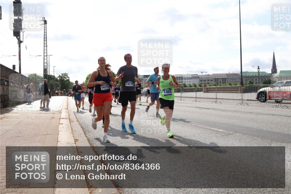 29.06.2025 - hella hamburg halbmarathon Lena Gebhardt http://msf.ph/oto/8364366 29.06.2025 10:01:48 Lombardsbrücke 14175, 14176, 1464, 1184, 1329, 1364, 1464, 1653, 1722, 1724, 1729, 1881, 1940, 2167, 2591, 2806, 2957, 3039, 3199, 3425, 3663, 4286, 4319, 4322, 4328, 4649, 4663, 5547, 5570, 5602, 5603, 5675, 5742, 6087, 6281, 6302, 6327, 6438, 6595, 6921, 6924, 7189, 7287, 8030, 8191, 8392, 8578, 8691, 8822, 8926, 9230, 9741, 10177, 10281, 10301, 10576, 10882, 10915, 11043, 14471, 14660, 14677, 16420 meine-sportfotos.de