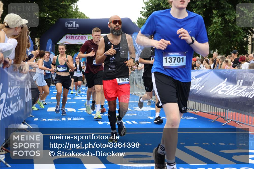 29.06.2025 - hella hamburg halbmarathon Strokosch-Dieckow http://msf.ph/oto/8364398 29.06.2025 10:50:41 Ziel 1399, 1750, 2234, 2788, 4346, 5115, 6662, 6712, 7134, 7583, 7786, 7952, 8657, 9057, 11356, 13701, 13808, 13875, 15426, 15519, 15720, 16291, 17129, 17908, 18006, 18229, 18370, 18413, 18820 meine-sportfotos.de