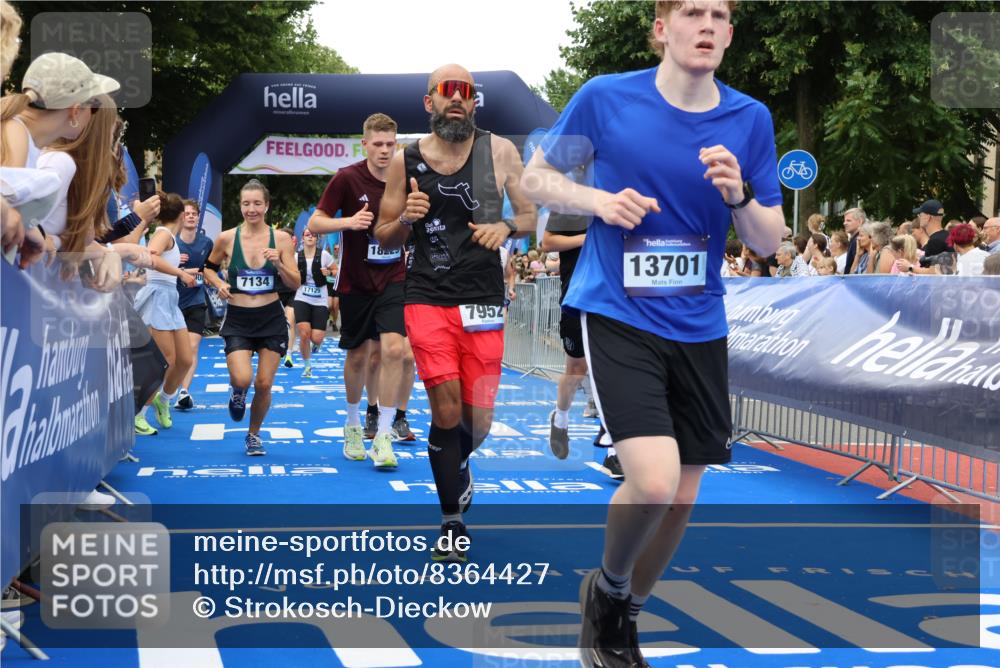 29.06.2025 - hella hamburg halbmarathon Strokosch-Dieckow http://msf.ph/oto/8364427 29.06.2025 10:50:41 Ziel 1399, 1750, 2234, 2788, 4346, 5115, 6662, 6712, 7134, 7583, 7786, 7952, 8657, 9057, 11356, 13701, 13808, 13875, 15426, 15519, 15720, 16291, 17129, 17908, 18006, 18229, 18370, 18413, 18820 meine-sportfotos.de