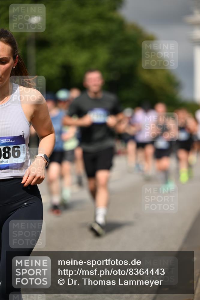 29.06.2025 - hella hamburg halbmarathon Dr. Thomas Lammeyer http://msf.ph/oto/8364443 29.06.2025 10:19:20 Kennedybrücke 1524, 1890, 2110, 2494, 3417, 3513, 3650, 4007, 4466, 4492, 4494, 5069, 5271, 5739, 5981, 5986, 6248, 6287, 6376, 7439, 7452, 7809, 7810, 8237, 8609, 9113, 9423, 9657, 9847, 9911, 9975, 9997, 10775, 10858, 10963 meine-sportfotos.de