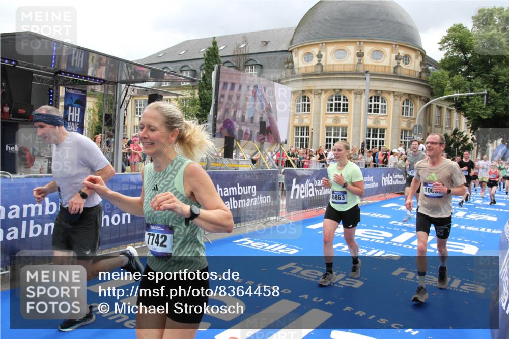 29.06.2025 - hella hamburg halbmarathon Michael Strokosch http://msf.ph/oto/8364458 29.06.2025 10:56:32 Ziel 1583, 3048, 3413, 5744, 6399, 7742, 8542, 8652, 8863, 9622, 10093, 10665, 15407, 15818, 16257, 16261, 17268, 17734, 18746, 18835 meine-sportfotos.de