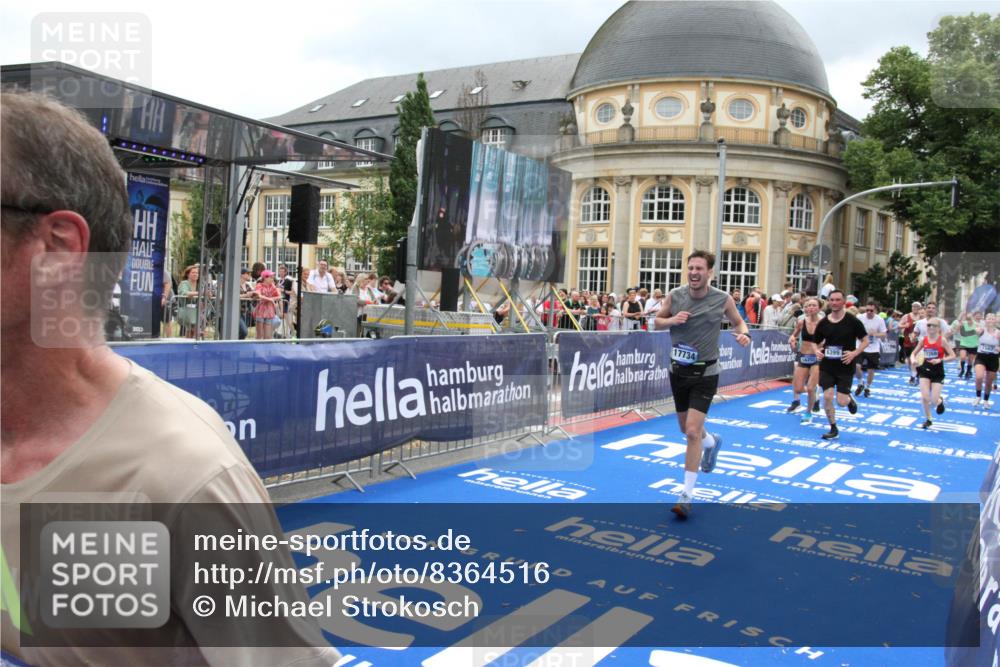 29.06.2025 - hella hamburg halbmarathon Michael Strokosch http://msf.ph/oto/8364516 29.06.2025 10:56:33 Ziel 1583, 3413, 5744, 6399, 7742, 8542, 8652, 8863, 9562, 10093, 10665, 15407, 15818, 16257, 16261, 17268, 17734, 18746, 18835 meine-sportfotos.de