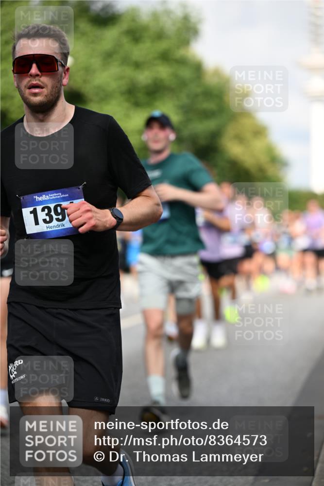 29.06.2025 - hella hamburg halbmarathon Dr. Thomas Lammeyer http://msf.ph/oto/8364573 29.06.2025 09:56:56 Kennedybrücke 1012, 1163, 1176, 1391, 1558, 1735, 1759, 2048, 2213, 2234, 2365, 2402, 2590, 2623, 2788, 2970, 3146, 3186, 3304, 3907, 4091, 4310, 4553, 4997, 5022, 5623, 5624, 5692, 6081, 6203, 6375, 6460, 6712, 7147, 7204, 7322, 7448, 7450, 7765, 8063, 8145, 8704, 8819, 9232, 9303, 9305, 9374, 9534, 9538, 9544, 9585, 9794, 10208, 10246, 10313, 11094, 11153, 11291 meine-sportfotos.de