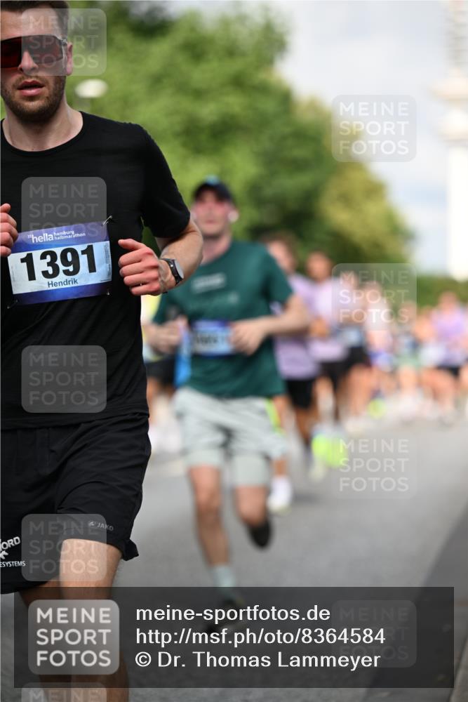 29.06.2025 - hella hamburg halbmarathon Dr. Thomas Lammeyer http://msf.ph/oto/8364584 29.06.2025 09:56:56 Kennedybrücke 1012, 1163, 1176, 1391, 1558, 1735, 1759, 2048, 2213, 2234, 2365, 2402, 2590, 2623, 2788, 2970, 3146, 3186, 3304, 3907, 4091, 4310, 4553, 4997, 5022, 5623, 5624, 5692, 6081, 6203, 6375, 6460, 6712, 7147, 7204, 7322, 7448, 7450, 7765, 8063, 8145, 8704, 8819, 9232, 9303, 9305, 9374, 9534, 9538, 9544, 9585, 9794, 10208, 10246, 10313, 11094, 11153, 11291 meine-sportfotos.de