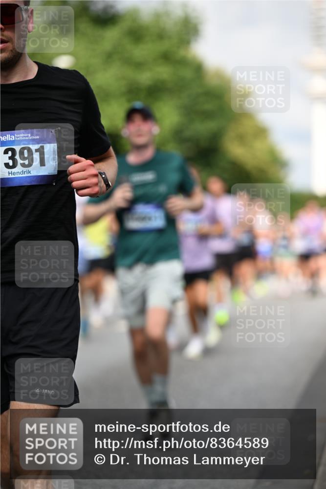 29.06.2025 - hella hamburg halbmarathon Dr. Thomas Lammeyer http://msf.ph/oto/8364589 29.06.2025 09:56:56 Kennedybrücke 1012, 1163, 1176, 1391, 1558, 1735, 1759, 2048, 2213, 2234, 2365, 2402, 2590, 2623, 2788, 2970, 3146, 3186, 3304, 3907, 4091, 4310, 4553, 4997, 5022, 5623, 5624, 5692, 6081, 6203, 6375, 6460, 6712, 7147, 7204, 7322, 7448, 7450, 7765, 8063, 8145, 8704, 8819, 9232, 9303, 9305, 9374, 9534, 9538, 9544, 9585, 9794, 10208, 10246, 10313, 11094, 11153, 11291 meine-sportfotos.de