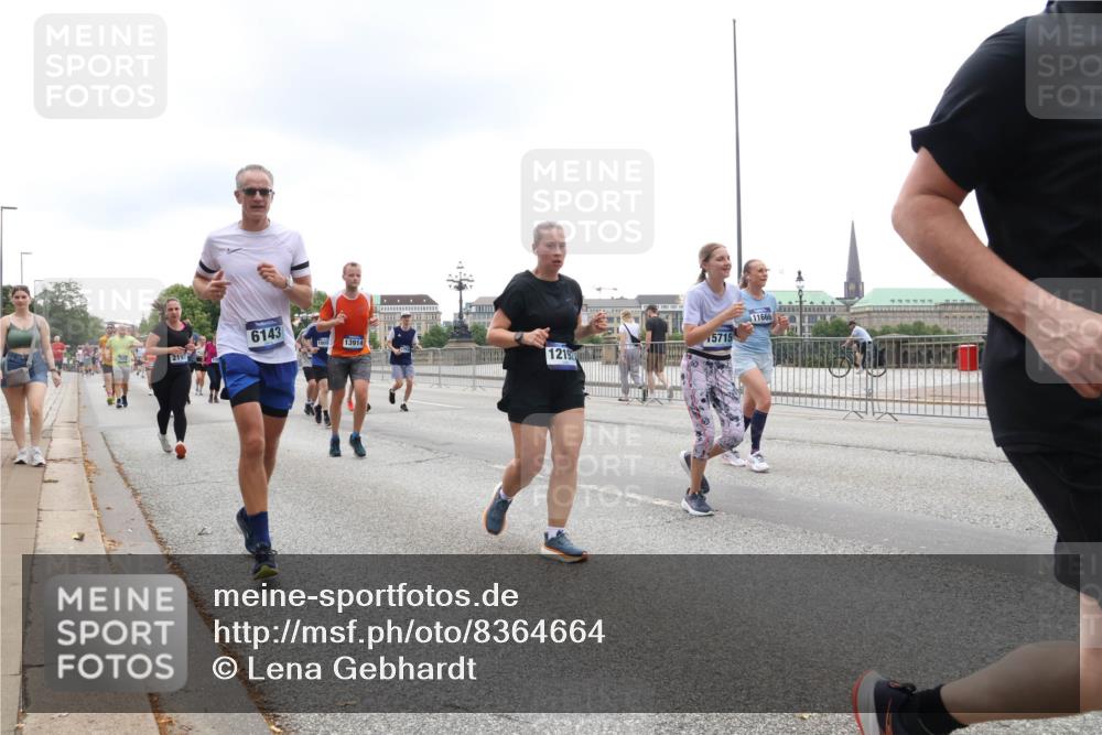 29.06.2025 - hella hamburg halbmarathon Lena Gebhardt http://msf.ph/oto/8364664 29.06.2025 10:48:32 Lombardsbrücke 6143, 13914, 1219, 15715, 11666, 1142, 1157, 1167, 1174, 1175, 1584, 1645, 1701, 2037, 2195, 2418, 2437, 2438, 2475, 2627, 2650, 2716, 2756, 2909, 2958, 3224, 3320, 3468, 3504, 3661, 3679, 3933, 4327, 4588, 5010, 5585, 5781, 5952, 6143, 7203, 7393, 7394, 7532, 7947, 7948, 8461, 8521, 8719, 8760, 8948, 9552, 9775, 9787, 9921, 10059, 10145, 10204, 10366, 10524, 10654, 10656, 11364, 11365, 11548, 11742, 11781, 13814, 13845, 15715, 16498, 16499, 16701 meine-sportfotos.de