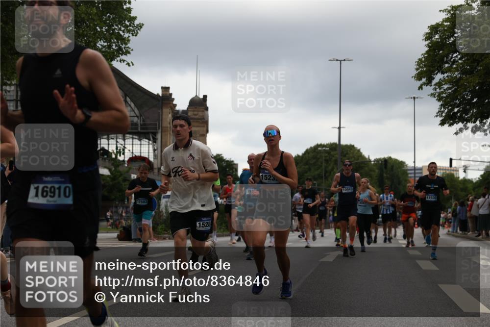 29.06.2025 - hella hamburg halbmarathon Yannick Fuchs http://msf.ph/oto/8364846 29.06.2025 10:53:20 20KM 2006, 2348, 2584, 2677, 2957, 2978, 3114, 3181, 3279, 3425, 3983, 4088, 4592, 4796, 5347, 5885, 6087, 6202, 6220, 6438, 7031, 7223, 7287, 8290, 10036, 10587, 10759, 10896, 10943, 11935, 11938, 12206, 12261, 12564, 12633, 12736, 12862, 13583, 13761, 14567, 14732, 14902, 14928, 14965, 15232, 15240, 15284, 16227, 16341, 16910, 16980, 17017, 17176, 17304, 17503, 17630, 18153, 18327, 18467, 18485, 18716, 19015, 19160 meine-sportfotos.de