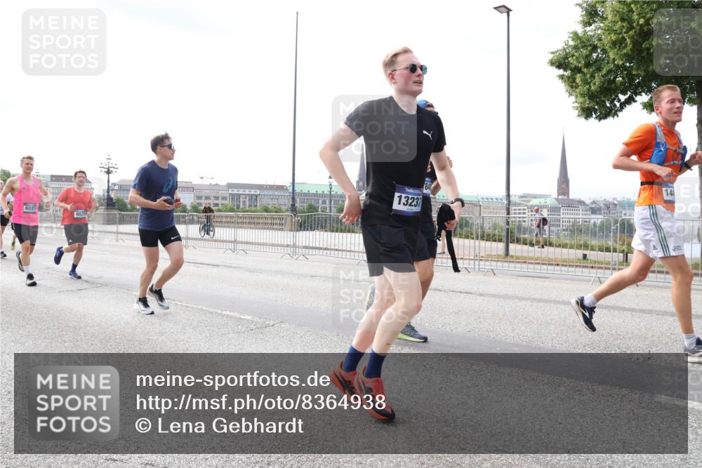 29.06.2025 - hella hamburg halbmarathon Lena Gebhardt http://msf.ph/oto/8364938 29.06.2025 10:14:26 Lombardsbrücke 6083, 6028, 13237, 144, 1194, 1406, 1728, 1890, 2494, 2990, 3020, 3154, 3756, 3834, 3939, 4032, 4962, 5191, 5670, 5981, 6028, 6083, 6089, 6287, 6366, 7209, 7442, 7802, 7840, 7991, 8001, 8057, 8147, 8409, 8892, 9556, 9663, 9709, 9845, 9886, 10224, 10610, 11987, 12467, 12938, 13237, 13285, 13788, 14488, 15840, 16126, 17439, 18041, 18236, 18239 meine-sportfotos.de