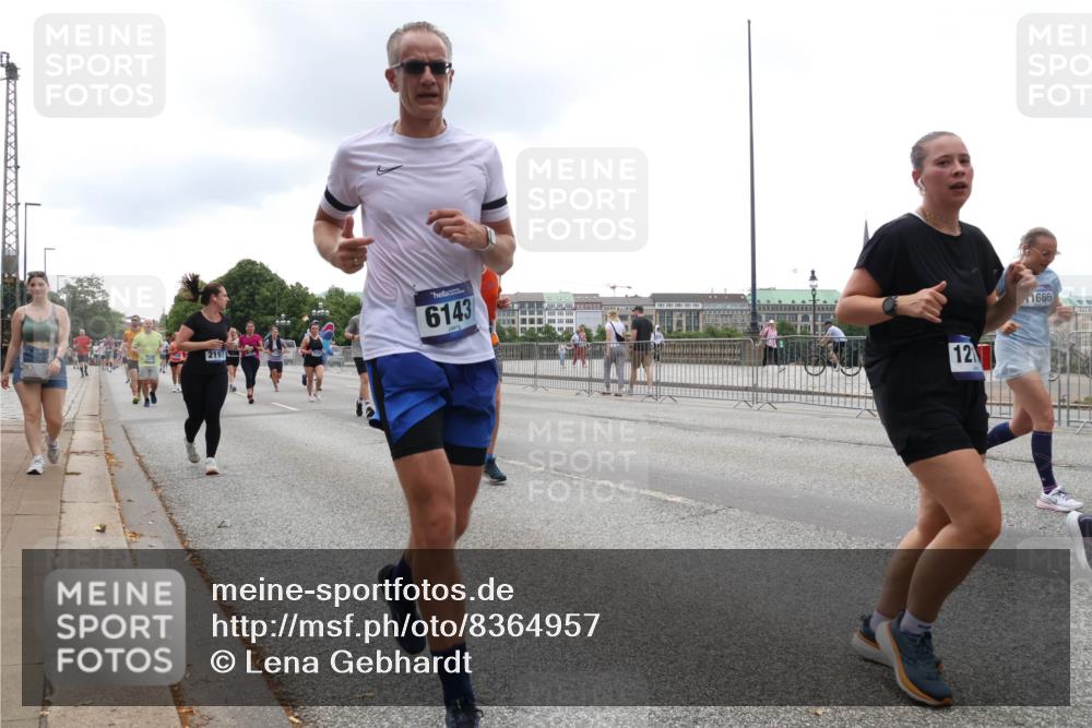 29.06.2025 - hella hamburg halbmarathon Lena Gebhardt http://msf.ph/oto/8364957 29.06.2025 10:48:33 Lombardsbrücke 2197, 6143, 12, 1666, 1142, 1157, 1167, 1174, 1175, 1584, 1645, 2037, 2195, 2418, 2437, 2438, 2475, 2627, 2650, 2716, 2756, 2909, 2958, 3224, 3320, 3504, 3661, 3679, 3933, 4327, 4588, 5010, 5585, 5781, 5952, 6143, 7203, 7393, 7394, 7532, 7947, 7948, 8461, 8521, 8719, 8760, 8948, 9552, 9775, 9787, 9921, 10059, 10145, 10204, 10366, 10524, 10654, 10656, 11364, 11365, 11742, 11781, 13814, 13845, 15715, 16498, 16499, 16701 meine-sportfotos.de
