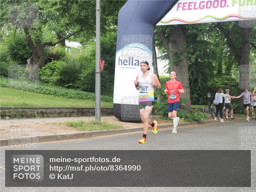 29.06.2025 - hella hamburg halbmarathon KatJ http://msf.ph/oto/8364990 29.06.2025 10:22:55 Zwischen KM18-KM19 1053, 2243, 4246 meine-sportfotos.de