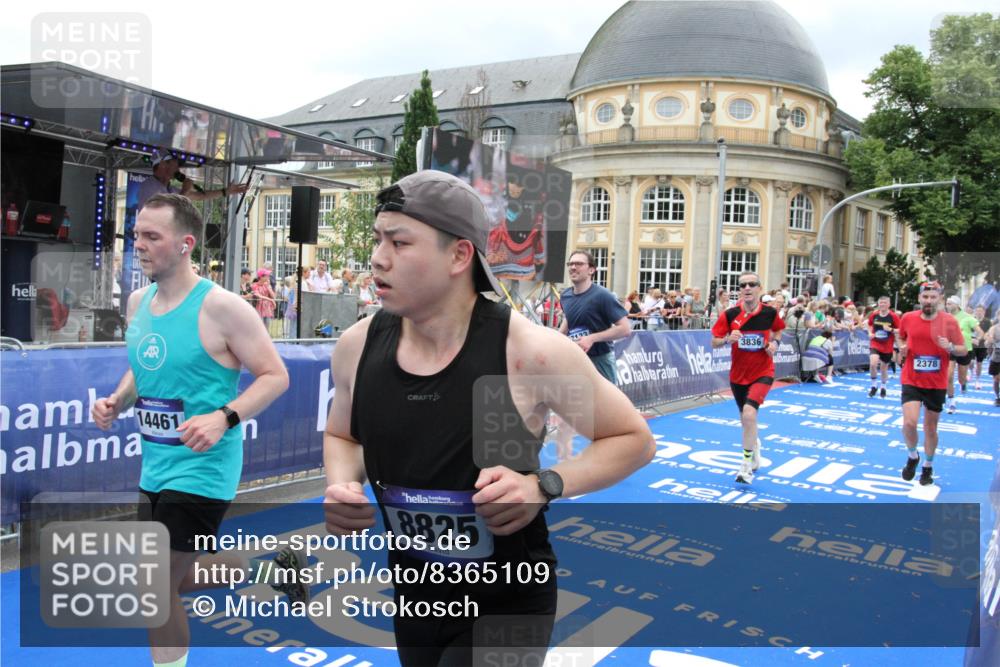 29.06.2025 - hella hamburg halbmarathon Michael Strokosch http://msf.ph/oto/8365109 29.06.2025 10:56:52 Ziel 1955, 2378, 2741, 3836, 5418, 6835, 7716, 8825, 8996, 13816, 14369, 14461, 15134, 15431, 16008, 16009, 16679, 17133, 18634 meine-sportfotos.de