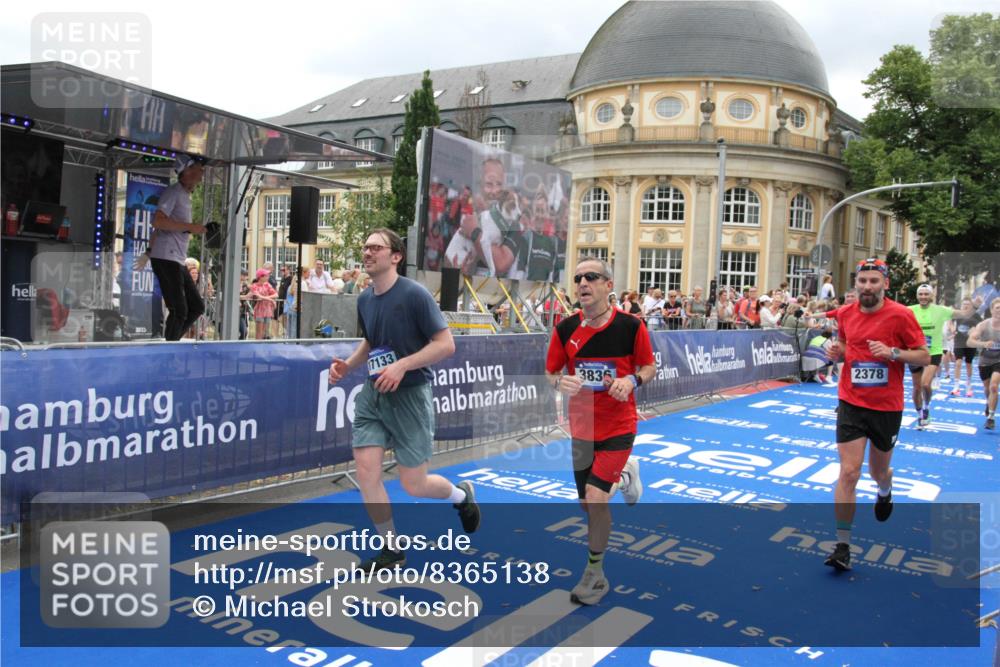 29.06.2025 - hella hamburg halbmarathon Michael Strokosch http://msf.ph/oto/8365138 29.06.2025 10:56:53 Ziel 1955, 2378, 2741, 3836, 5418, 6835, 7716, 8825, 13816, 14461, 15431, 16008, 16009, 16679, 17133 meine-sportfotos.de