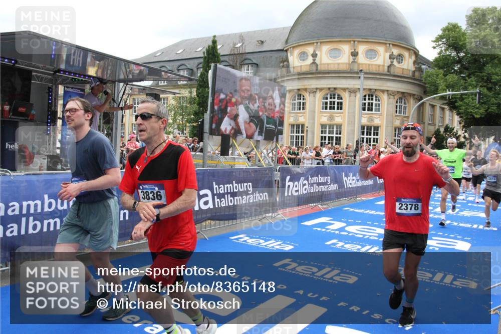 29.06.2025 - hella hamburg halbmarathon Michael Strokosch http://msf.ph/oto/8365148 29.06.2025 10:56:53 Ziel 1955, 2378, 2741, 3836, 5418, 6835, 7716, 8825, 13816, 14461, 15431, 16008, 16009, 16679, 17133 meine-sportfotos.de